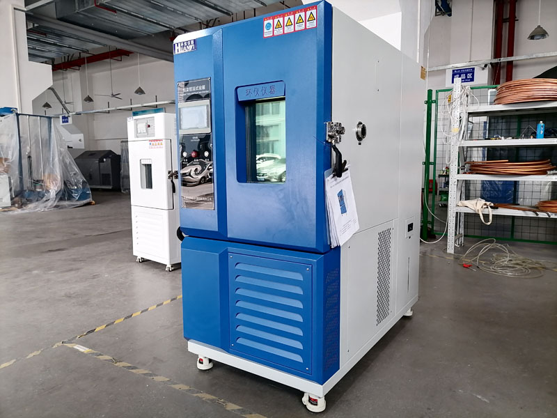 在選擇和使用非公路旅游觀光車前照燈耐高低溫試驗(yàn)箱時(shí)，用戶需要考慮以下幾個(gè)因素：  設(shè)備精度和可靠性：選擇高精度、高可靠性的試驗(yàn)箱，確保測(cè)試結(jié)果的準(zhǔn)確性。 供應(yīng)商服務(wù)：選擇提供優(yōu)質(zhì)售后服務(wù)的供應(yīng)商，以確保設(shè)備的長(zhǎng)期穩(wěn)定運(yùn)行。 符合標(biāo)準(zhǔn)：確保所選設(shè)備能夠滿足相關(guān)的國(guó)家和國(guó)際標(biāo)準(zhǔn)要求。(圖1)